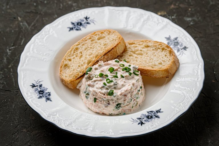 Ю Риет с лососем